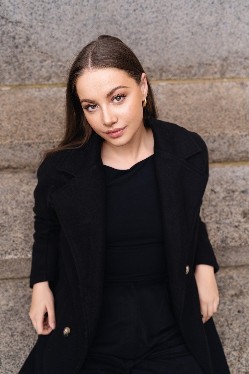 fashion, editorial photography, urban style, city fashion, modern portrait, street aesthetic, high-end fashion, bold statement, trendsetting look, contemporary elegance, casual sophistication, edgy style, architectural background, street-inspired, fashion-forward, dynamic pose, effortless chic, metropolitan vibe, artistic direction, minimalist fashion